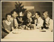 1943 - Bohuslav Martinů a Charlotte u Macháčků o Vánocích. Paní Macháčková, Bohuslav Martinů, Charlotte Martinů, Alén Diviš, Josef Macháček.
