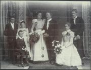 1898 - Bohuslav Martinů asi osmiletý při svatbě A. Klimešové. A. Klimešová sedící vlevo, uprostřed jako družička skladatelova sestra Marie Martinů s Jar. Hamzíkem, vpravo skladatelův bratr František.