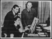 03/1942 - Bohuslav Martinů, Germaine Leroux a Léon Barzin před premiérou Sinfonietty giocosy v New Yorku.