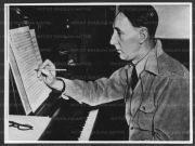 1943 - Bohuslav Martinů u klavíru pracující na druhé symfonii.