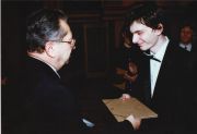Vítězný klavírista Miron Šmidák v roce 2002 přijímá cenu z rukou prof. E. Leichnera